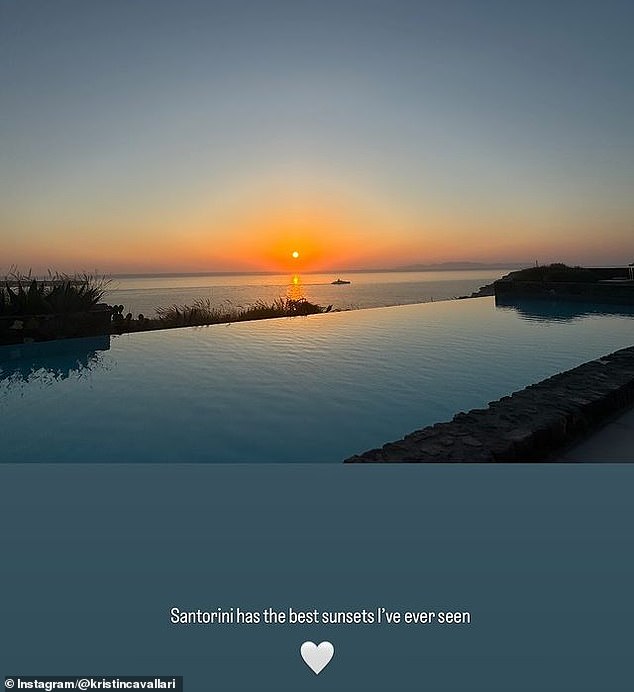 شاركت صورة ثالثة لغروب الشمس، وكتبت: 