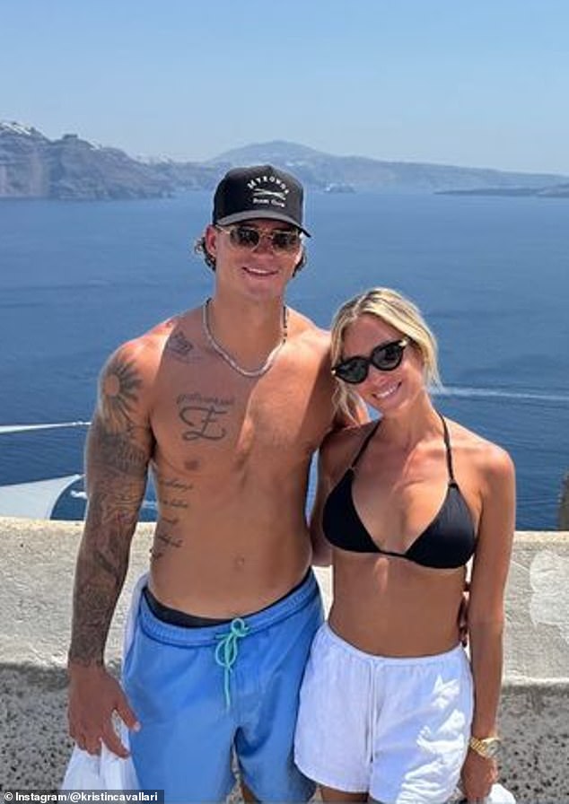 كشفت نجمة تلفزيون الواقع البالغة من العمر 37 عامًا عن عضلات بطنها في بيكيني أسود بينما كانت تتظاهر بجانب صديقها الوسيم مارك إستس، 24 عامًا