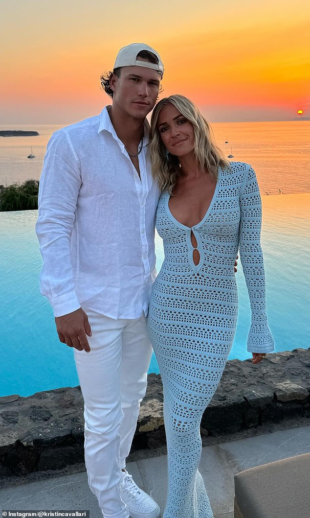 في منشور منفصل حديث من الرحلة، نُشر على شبكتها على Instagram، ظهرت كافالاري مرتدية فستانًا محبوكًا مثيرًا باللون الأزرق الباهت