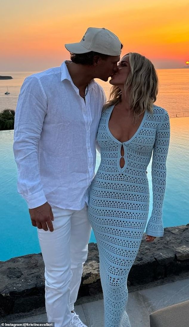 تميز المظهر ذو الطراز الماكسي بفتحة رقبة منخفضة وأكمام طويلة وتفاصيل فتحة المفتاح عند منتصف البطن