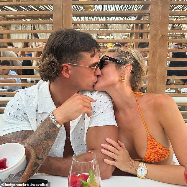 في الأسبوع الماضي، شاركت النجمة صورة لها وهي تقبّل رجلها