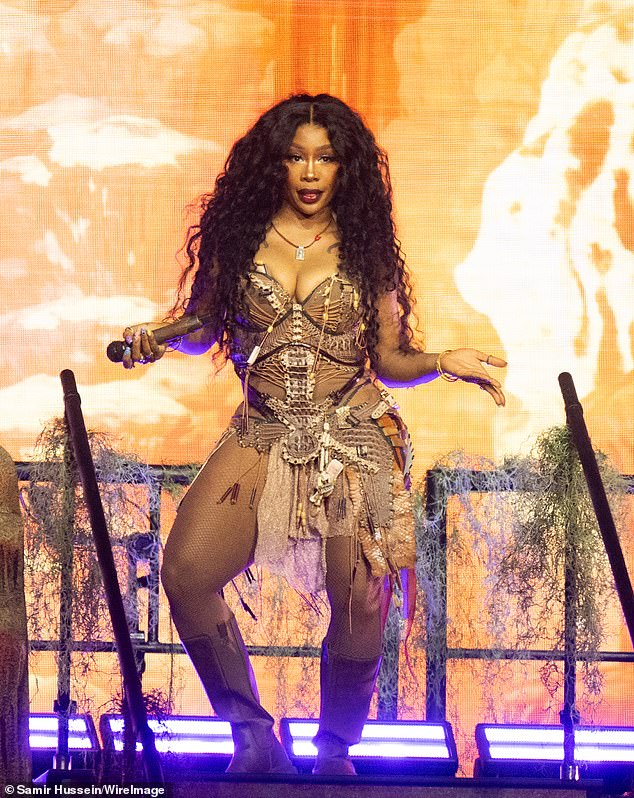 من المقرر ألا تقدم المغنية المسلمة المولودة في ولاية ميسوري، جيرسي، عرضًا غنائيًا آخر قبل 20 نوفمبر/تشرين الثاني في البحرين و23 نوفمبر/تشرين الثاني في الإمارات العربية المتحدة (الصورة في 30 يونيو/حزيران)