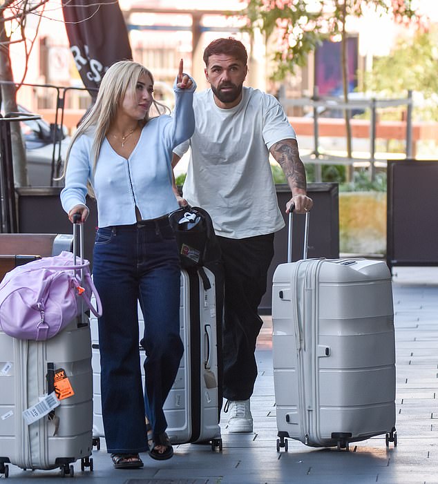 في يوم الأربعاء، تم رصد المتفائلين المحبوبين وهم يقومون بتسجيل الوصول في One Global Resorts Green Square، والذي كان يُعرف سابقًا باسم Skye Suites. (الصورة: Awhina Rutene وAdrian Araouzou)