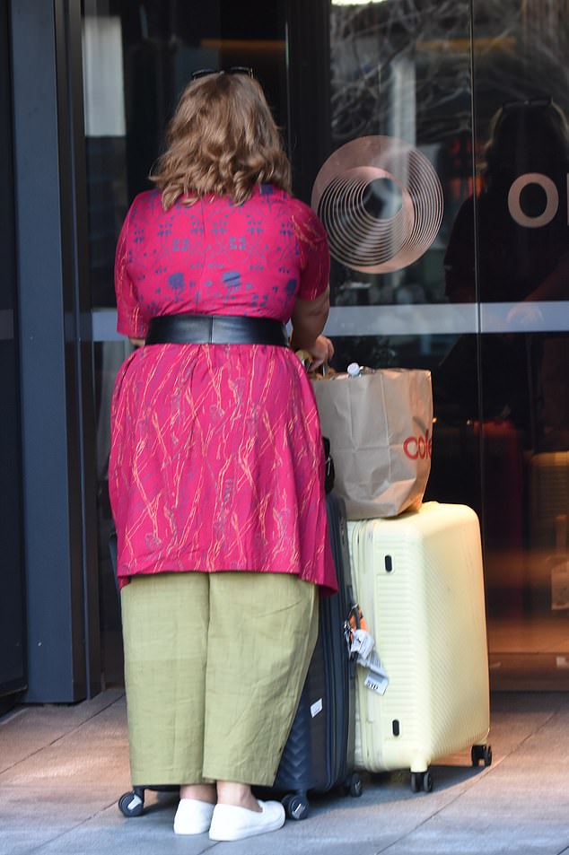 في حين بدا أن معظم الأزواج يستمتعون بمرحلة شهر العسل، شوهدت العروس كاتي جونسون وهي تصل إلى مكان إقامتها بمفردها