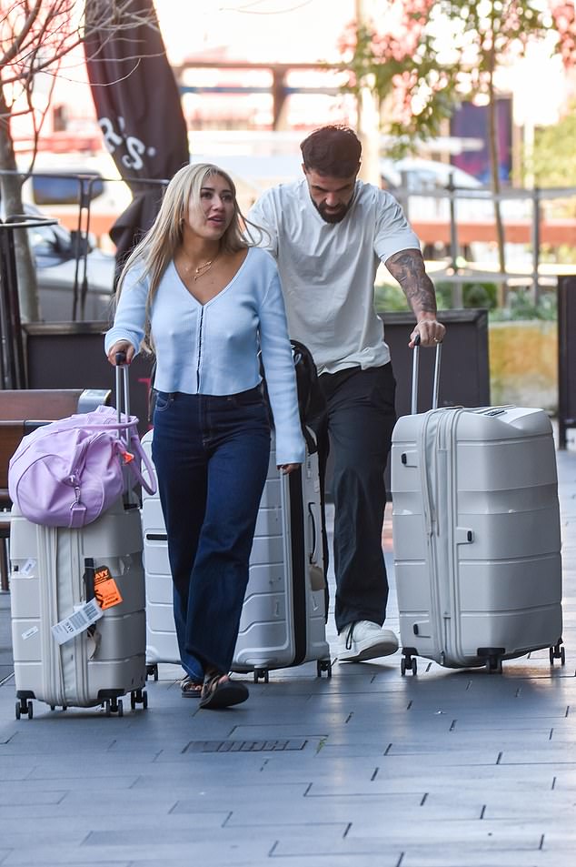 وفي الوقت نفسه، شوهدت العروس بيرث أوهينا وأدريان أيضًا وهما يصلان إلى الفندق