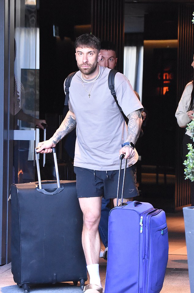 أكمل بيلي، الذي ينحدر أصله من إنجلترا، أسلوبه البسيط بارتداء قميص رمادي اللون وشورت أسود، مستعرضًا ذراعيه الموشومتين.