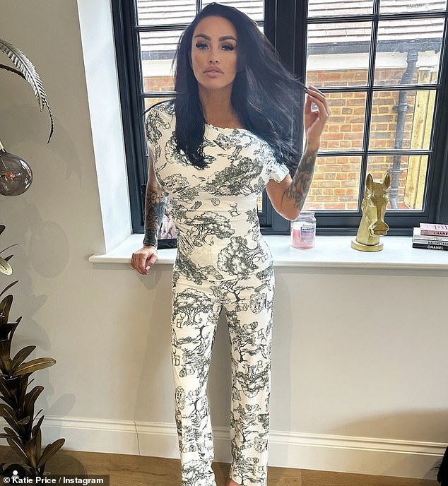 جاء اعتقال كاتي الدرامي بعد تغيبها عن جلسة استماع إفلاس من أجل إجراء عملية تجميل بقيمة 10 آلاف جنيه إسترليني في تركيا