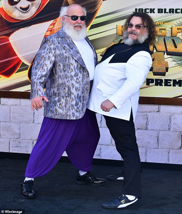 جاك وزميله في الفرقة كايل جاس في الصورة في العرض الأول لفيلم Kung Fu Panda 4 في مارس