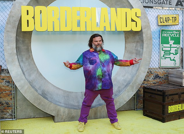 ارتدى جاك قميصًا طويل الأكمام مستوحى من المجرة بدرجات اللون الأزرق والأرجواني والوردي والأخضر ونسقه مع بنطلون أرجواني