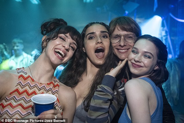 في فبراير، أصدر حساب BBC Three على وسائل التواصل الاجتماعي أولى صوره من العرض الذي طال انتظاره والذي شاركته هولي على حسابها على Instagram أيضًا