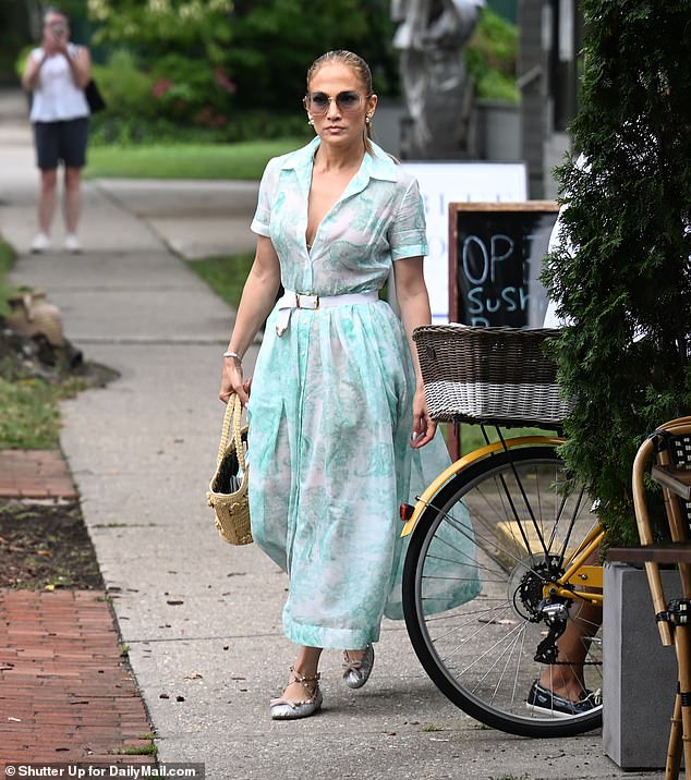 مع ظهور مقابلة جينيفر حول اختياراتها لخزانة ملابسها، تم تصوير النجمة وهي تتخلى عن ملابسها المكشوفة لصالح فستان قميص بقيمة 3000 جنيه إسترليني من ديور