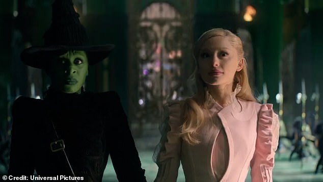 تظهر مشاهد أخرى جلندا وإلفابا وهما يمشيان متشابكي الأيدي عبر بوابات قصر الساحر في مدينة الزمرد