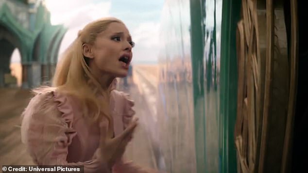 في المقطع الدعائي، تصرخ غليندا التي تلعب دورها أريانا: 