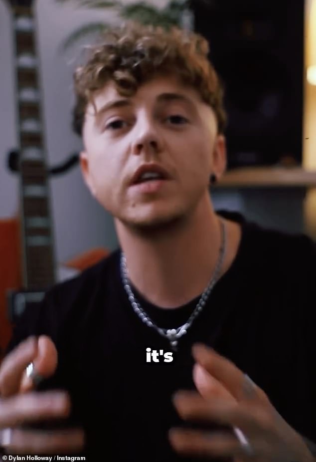 في مقطع فيديو مثبت على حسابه على إنستغرام، تحدث الفنان عن تحوله أثناء حديثه عن موسيقاه