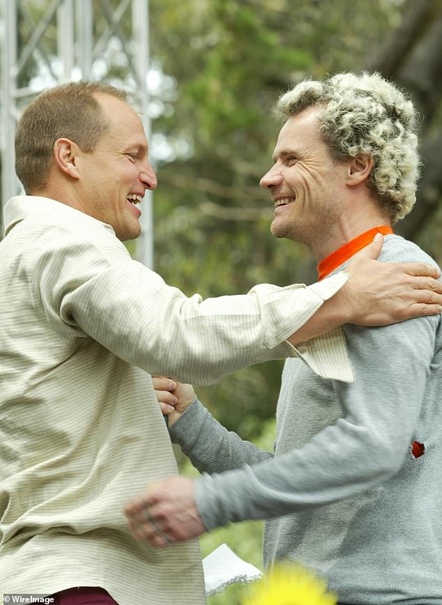 تعود العلاقة بين هارلسون وفليا إلى فترة طويلة، حيث ذكر الممثل أنهما ذهبا للتزلج على الجليد عدة مرات، عندما قال فليا، 