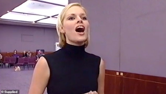 وأضافت أنجي: 