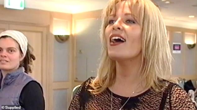 وصفت آنجي كيف تحولت حياتها مقارنة بحياة مونك. 