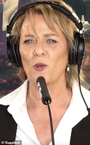 ظهرت أنجي تشيس (في الصورة)، 53 عامًا، في الحلقة الأولى من برنامج Popstars في عام 2000