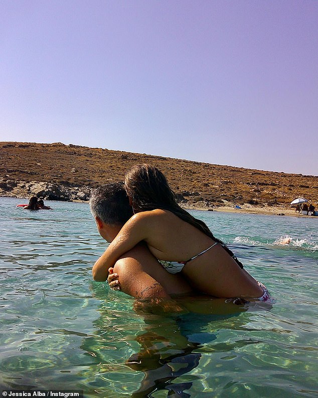 أثناء غطسها في البحر، استمتعت بالرش بالمياه مرتدية زعانفها قبل أن ينضم إليها زوجها كاش وارين، 45 عامًا