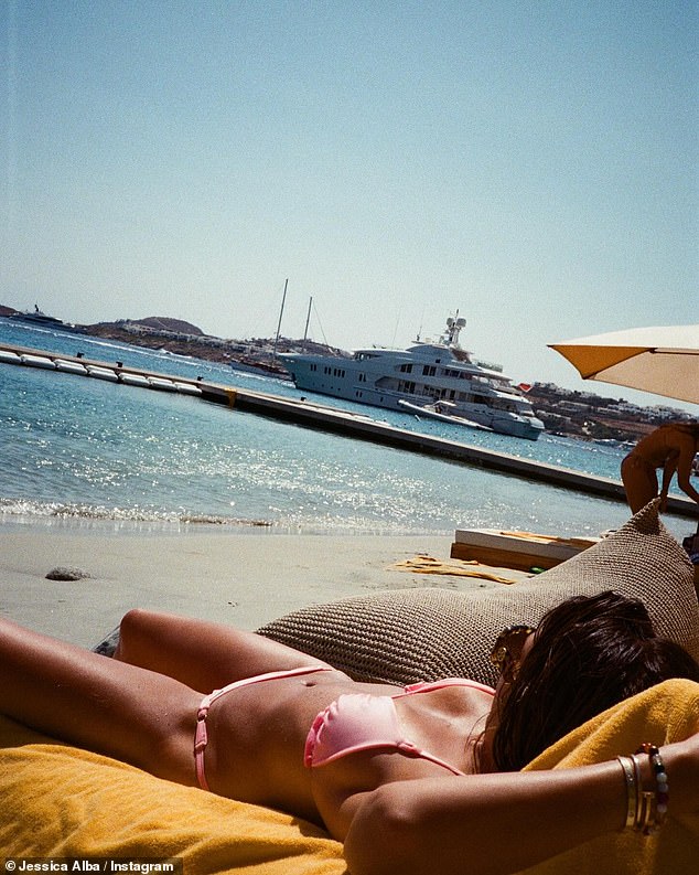 بدت الممثلة، البالغة من العمر 43 عامًا، رائعة في الفستان الوردي المكون من قطعتين، والذي أظهر بطنها المشدود، بينما كانت تسترخي على كرسي استرخاء في الشمس.