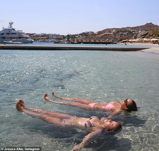 استأجر الزوجان وأطفالهما، ابنتيهما هونور (16 عامًا)، وهيفن (12 عامًا)، وابنهما هايز (6 أعوام)، قاربًا لمغامرتهم.