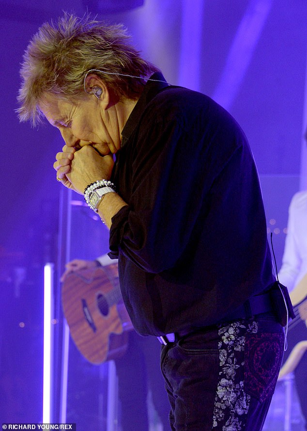 كان من المقرر أن يقدم المغني عرضًا في الكولوسيوم في قصر سيزارز، لكنه ألغى العرض قبل ساعات فقط بسبب معاناته من التهاب الحلق.