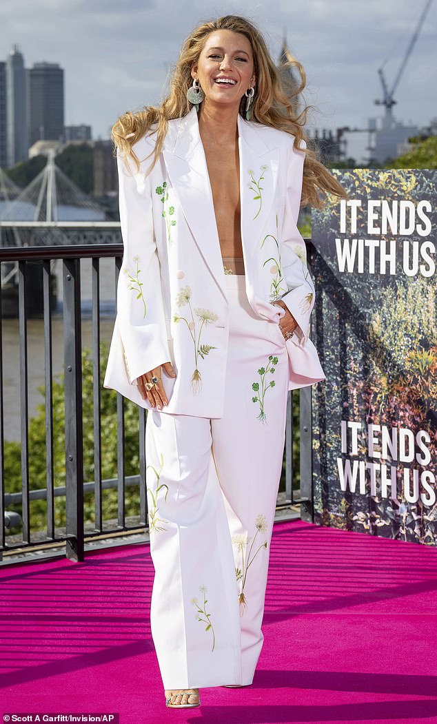 بليك ليفلي، 36 عامًا، بدت مذهلة في المجموعة قبل أن تفاجئها عاصفة من الرياح