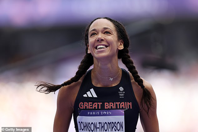 في العام الماضي، حققت الرياضية فوزًا في بطولة العالم في بودابست، وسارعت صديقتها جودي إلى تهنئتها (الصورة في أولمبياد باريس 2024)