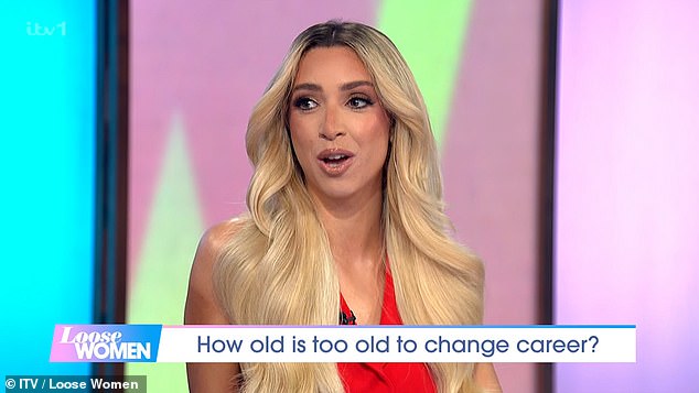 شهد عرض يوم الخميس تسجيل جي كي باري، 24 عامًا، للتاريخ باعتباره أول عضو في اللجنة في العرض الذي ولد في نفس العام الذي بدأت فيه النساء الفضفاضات، 1999، وهو ما لم يبدو أنه يلقى استحسانًا من المضيفين