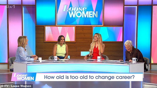 طوال العرض، أطلقت فاي وزميلتها في اللجنة دينيس ويلش نكاتًا فكاهية حول عمر فرانكي البالغة من العمر 35 عامًا، ويبدو أن فرانكي شعرت بالانزعاج من المقارنات