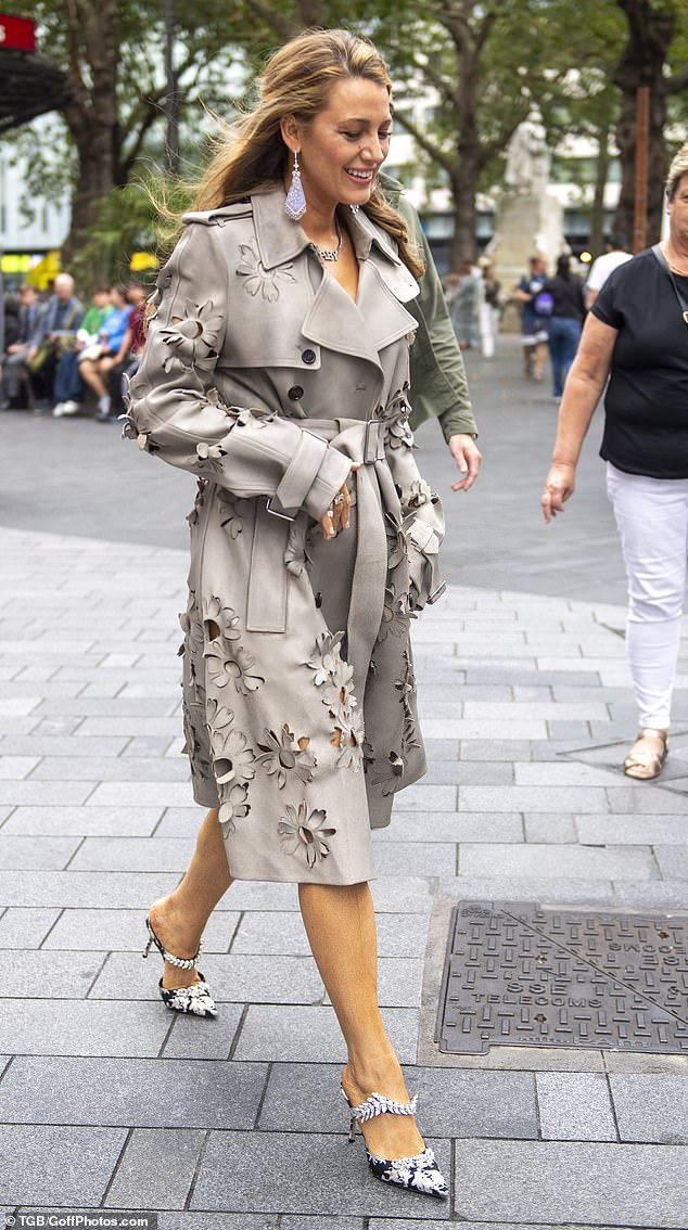 أظهرت الممثلة خصرها النحيف بحزام مشدود وأكملت إطلالتها بأقراط ضخمة معلقة وحذاء لامع باللونين الأبيض والأسود