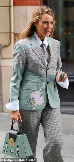 أكملت الزي بخواتم زهور كبيرة بألوان متطابقة