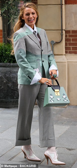 ارتدت بالك زوجًا من الأحذية ذات الكعب العالي ذات اللون الوردي الفاتح والأبيض