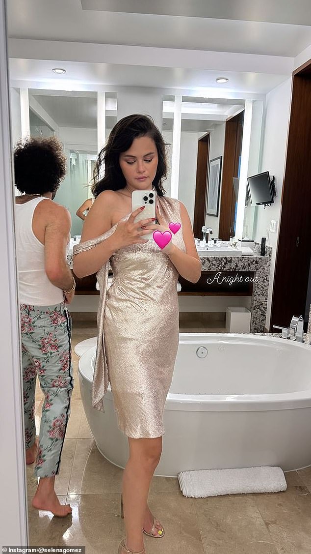 شاركت سيلينا أيضًا صورة شخصية لها وهي ترتدي فستانًا ذهبيًا قصيرًا لامعًا بينما كان رجلها يقف خلفها