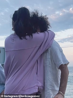 بدت سيلينا أنيقة وغير رسمية في بدلة رياضية وردية اللون ذات رقبة دائرية