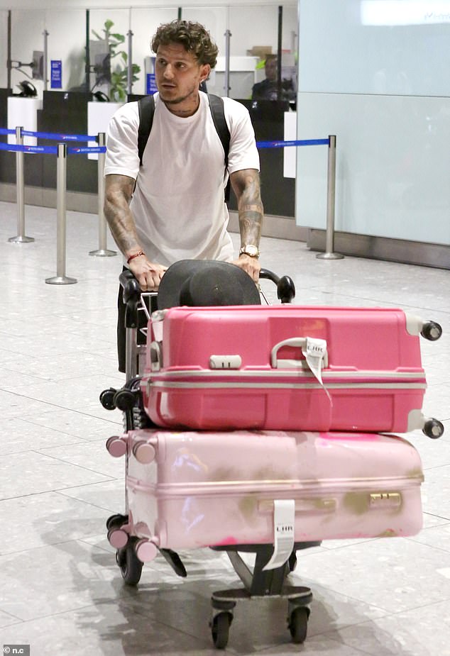 وصل جيه جيه سلاتر إلى مطار هيثرو الليلة الماضية وهو يدفع الأمتعة بعد احتجاز كاتي