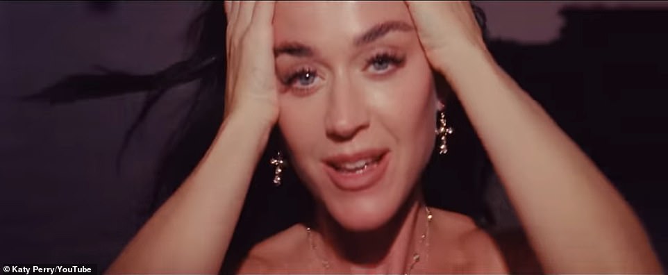 ترتدي بيري قميصًا بدون حمالات وسارونجًا شبكيًا، وتغني أمام الكاميرا بينما تقف على قمة جرف