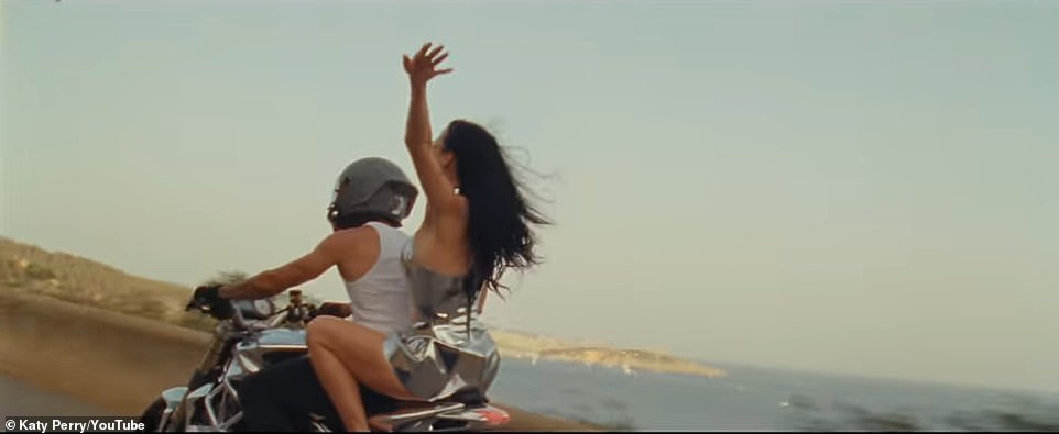 يُظهر مقطع الفيديو الموسيقي الذي تبلغ مدته أربع دقائق تقريبًا بيري مرتدية البكيني في الغالب وهي تحتفل في جزيرة إسبانية مع أصدقائها ومعجبيها في الحياة الواقعية