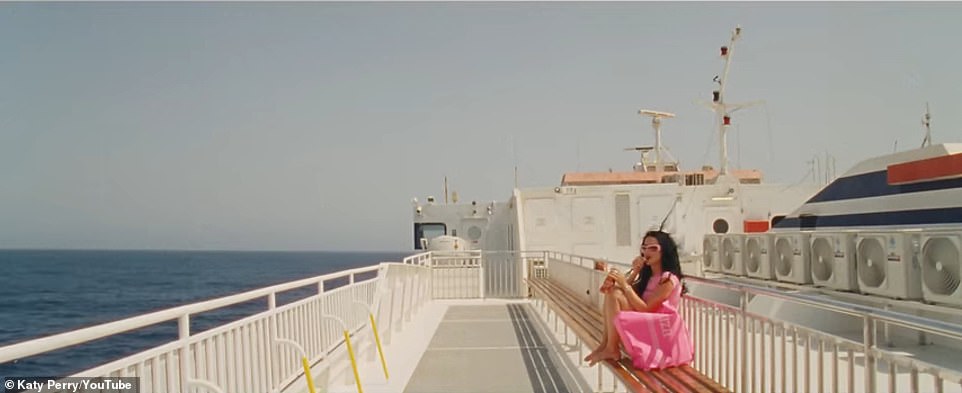 يبدأ الفيديو الموسيقي لأغنية Lifetimes بلقطات لبيري وهي ترتدي قميصًا قصيرًا ورديًا وشورتًا من الجلد الصناعي وتتناول وجبة خفيفة أثناء رحلة عبّارة مثالية إلى إيبيزا