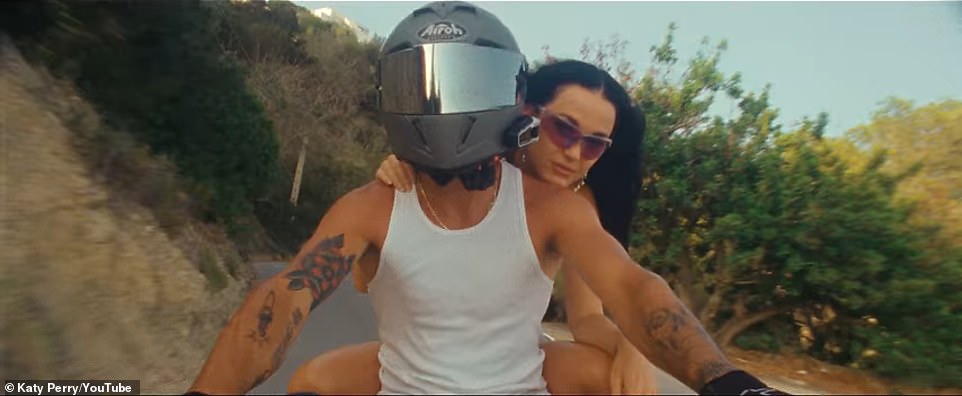 تعكس لقطات بيري وهو يركب على طول ساحل الجزيرة ويرقص على الرمال مرتديًا الجزء العلوي من البكيني مشاهد أيقونية من فيلم Teenage Dream لعام 2010