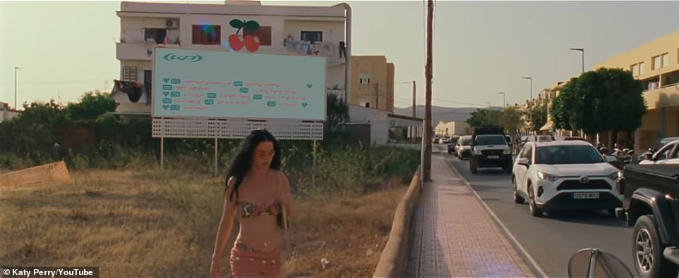 كنوع من المفاجأة للمعجبين، كشفت بيري عن القائمة الكاملة للأغاني الخاصة بألبوم 143 الذي من المقرر إصداره في 20 سبتمبر على لوحة إعلانية خلفها في لقطة واحدة.