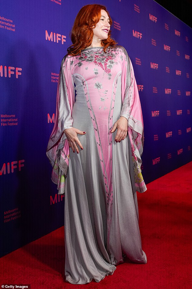 أبهرت ستون، التي لعبت دور السجينة لورنا موريلو في المسلسل الشهير على Netflix، الجميع وهي تسير على السجادة الحمراء مرتدية ثوبًا متقنًا