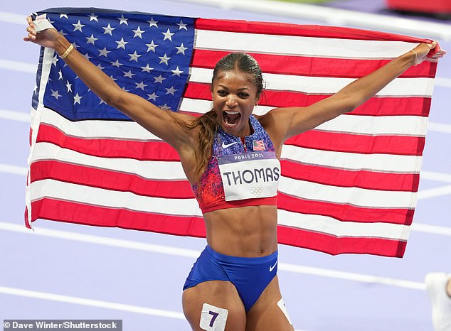 لم تواجه غابرييل توماس أي مشكلة في إظهار حماسها بعد فوزها بالميدالية الذهبية في سباق 200 متر للسيدات في أولمبياد باريس 2024 يوم الأربعاء