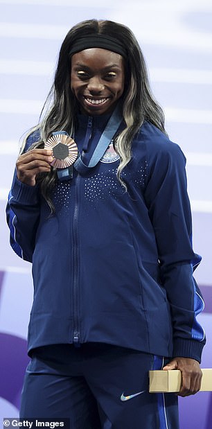 أظهرت بريتاني براون بفخر ميداليتها البرونزية في سباق 200 متر للسيدات في رياضة الجمباز