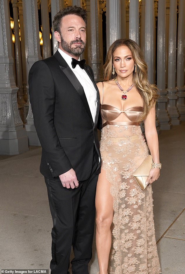 جاءت النزهة وسط تقارير تفيد بأن الدائرة الداخلية لجنيفر كانت تكن كراهية لبن منذ فترة طويلة. شوهد في نوفمبر 2023 في لوس أنجلوس