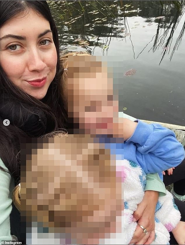 نشر لاعب الرجبي السابق المصاب بالشلل الرباعي، البالغ من العمر 32 عامًا، صورة على إنستغرام يوم الاثنين تظهر فيها ليلي وهي تلعب مع اثنتين من بناته الثلاث. شارك أليكس، الذي يشترك في أطفاله الثلاثة هارييت وأودري وفيوليت من زوجته السابقة تيجان باور، صورة لليلي مع الفتيات على متن قارب.