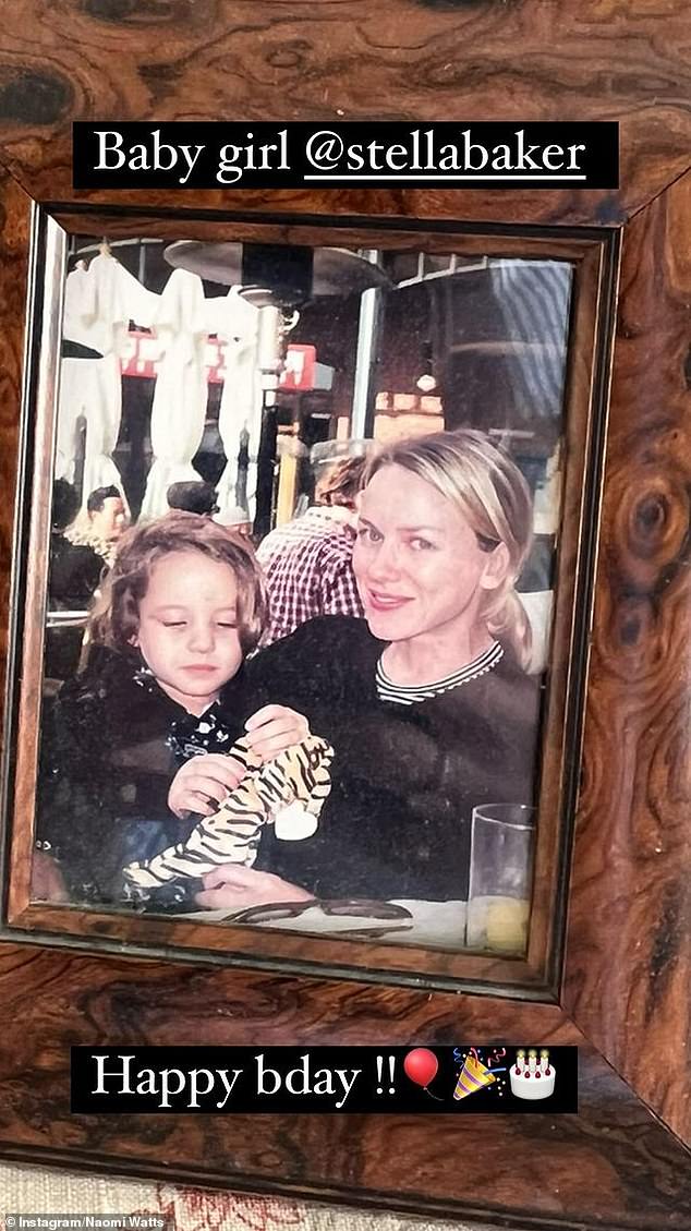 في قصتها التالية على إنستغرام، شاركت نعومي صورة أخرى لستيلا، هذه الصورة تعود إلى عندما كانت عرابتها طفلة. وكتبت مرة أخرى: 