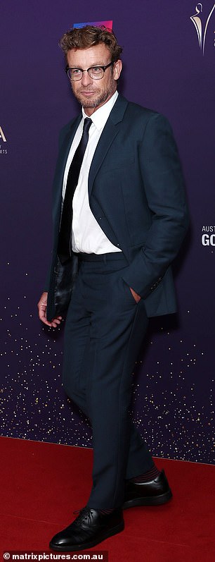 الممثلة الأسترالية البريطانية، 55 عامًا، هي عرابة ابنة سيمون، ستيلا. في الصورة: سيمون بيكر