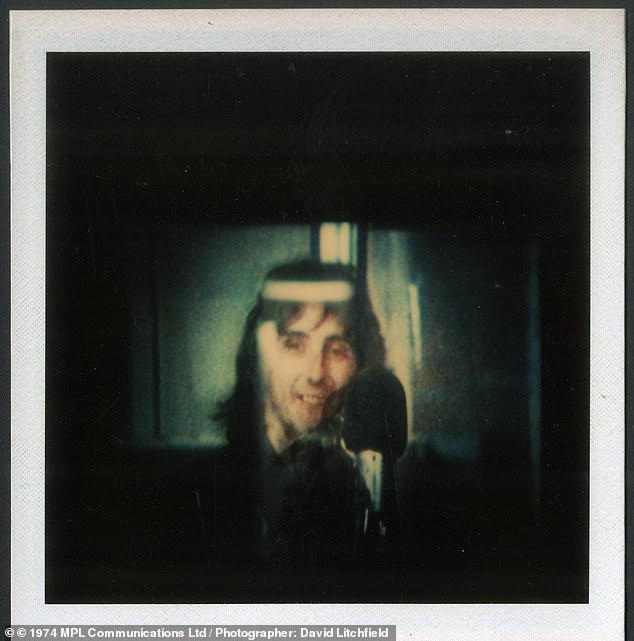 سيقدم الفيلم الوثائقي الذي يدور خلف الكواليس للمعجبين لأول مرة لقطات لم يتم نشرها من قبل للسير بول وهو يؤدي مجموعة صوتية تسمى The Backyard Sessions (الصورة: Denny Laine)