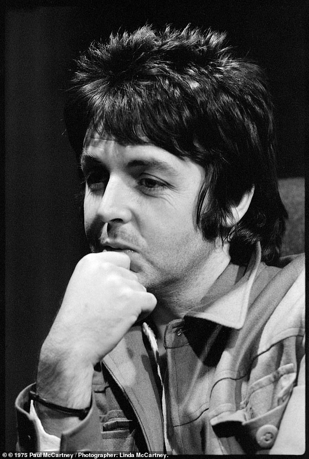 كما ستتاح الفرصة للمعجبين لمشاهدة مقدمة مصورة حصرية للموسيقي وصور بولارويد غير مرئية من جلسة التسجيل